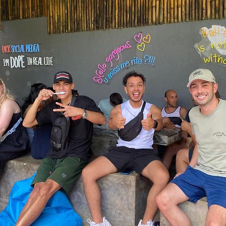 A Pousada Stellar Capsules Seminyak Exterior foto The crew of the film