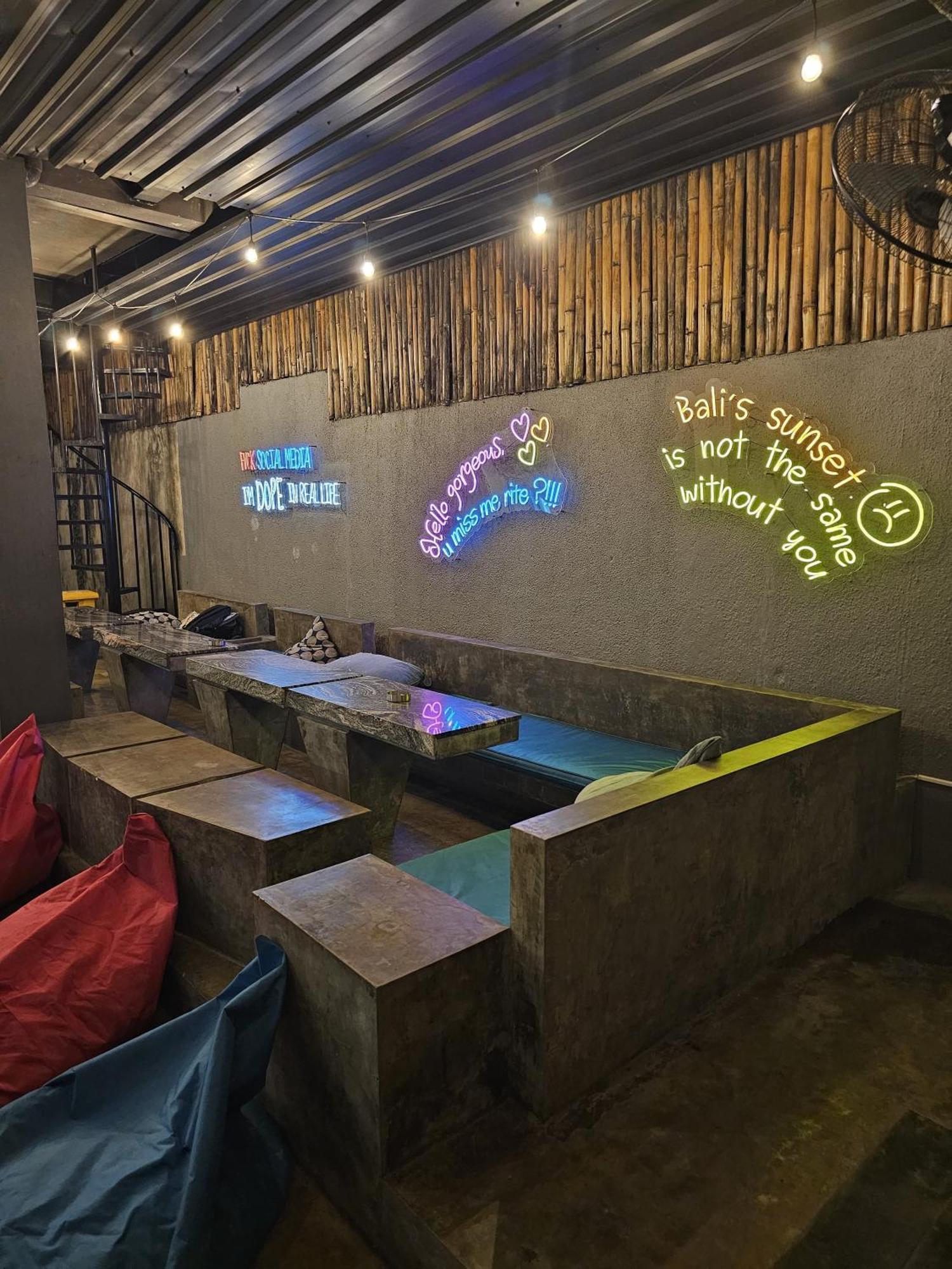 A Pousada Stellar Capsules Seminyak Exterior foto The interior of a restaurant in Bali
