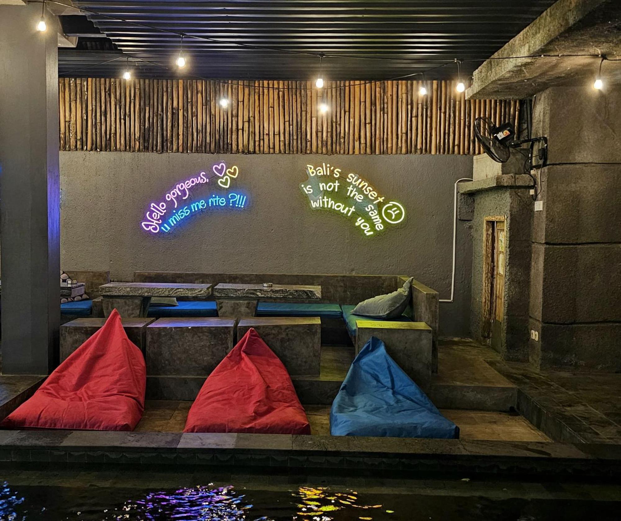 A Pousada Stellar Capsules Seminyak Exterior foto Bean bag chairs at a cafe in India