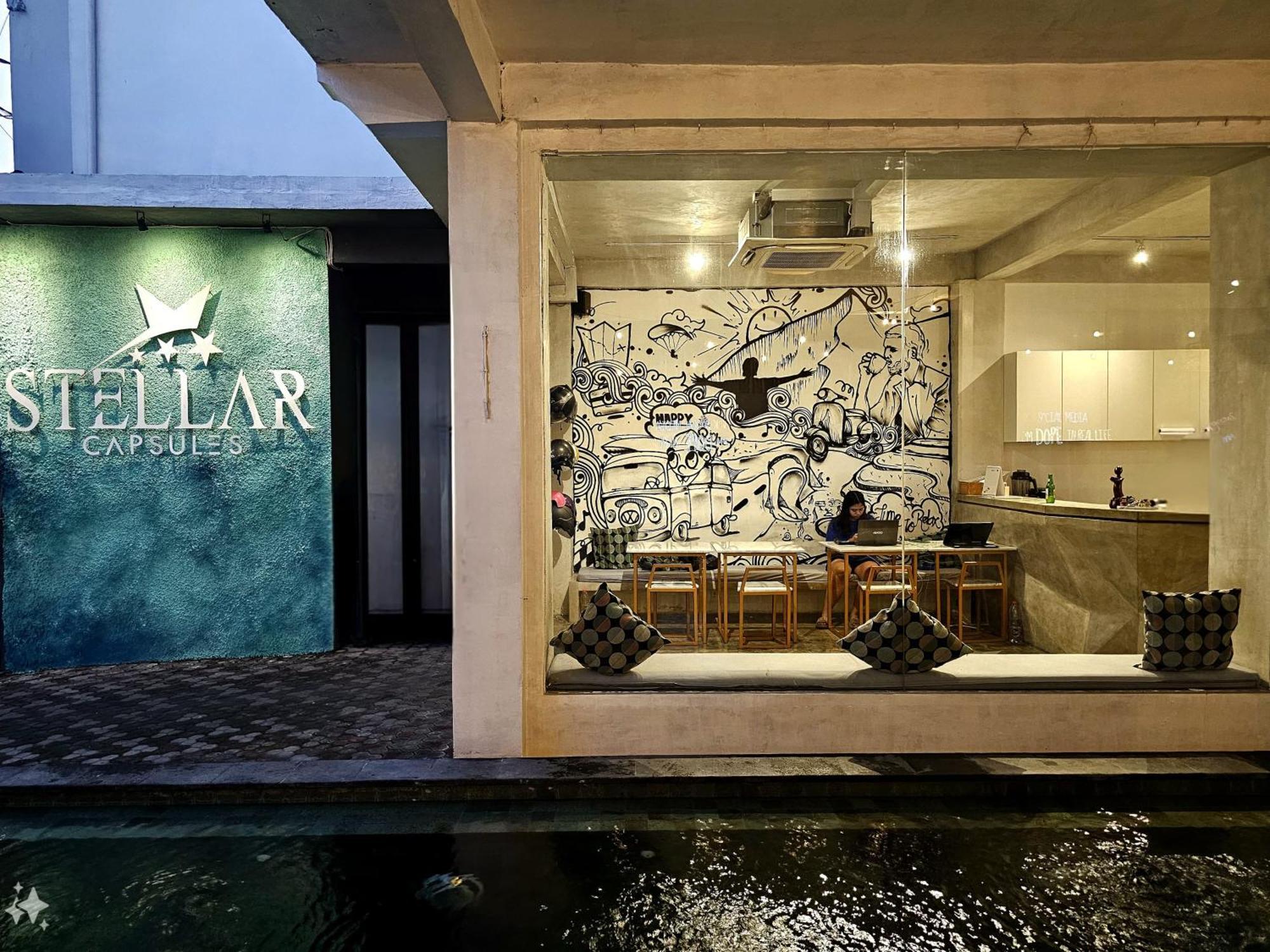 A Pousada Stellar Capsules Seminyak Exterior foto Stellar Coffee
