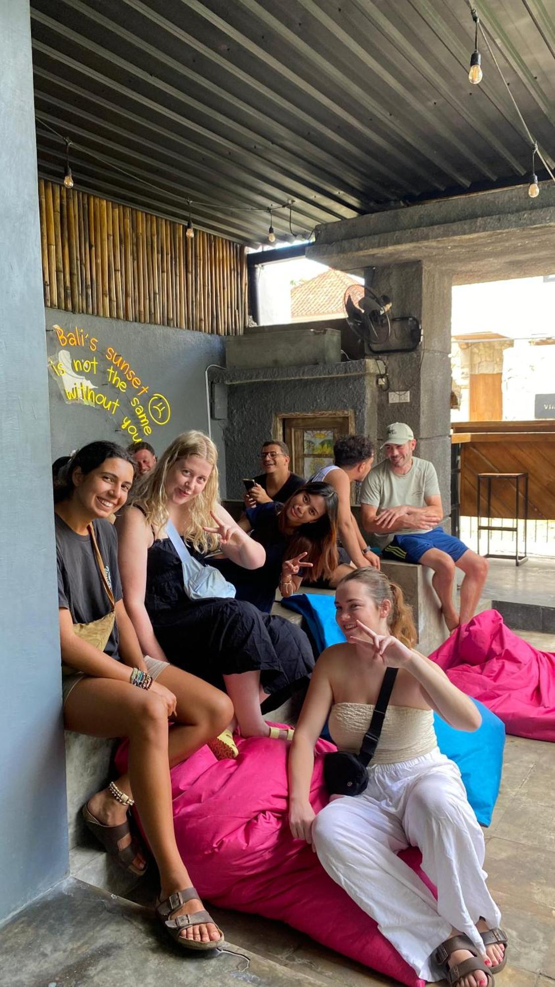 A Pousada Stellar Capsules Seminyak Exterior foto Foreign tourists in Bali