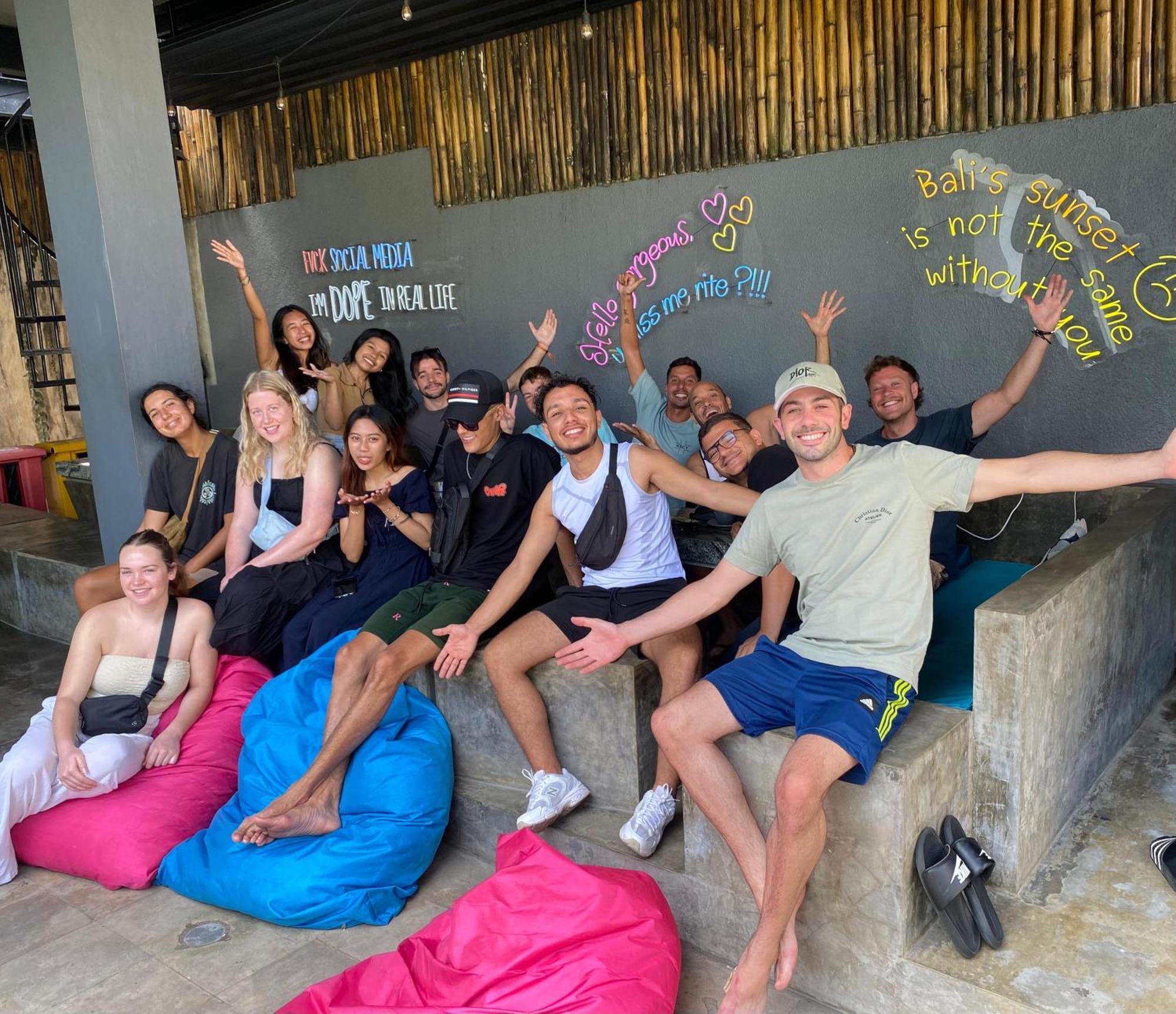 A Pousada Stellar Capsules Seminyak Exterior foto The team of the hostel