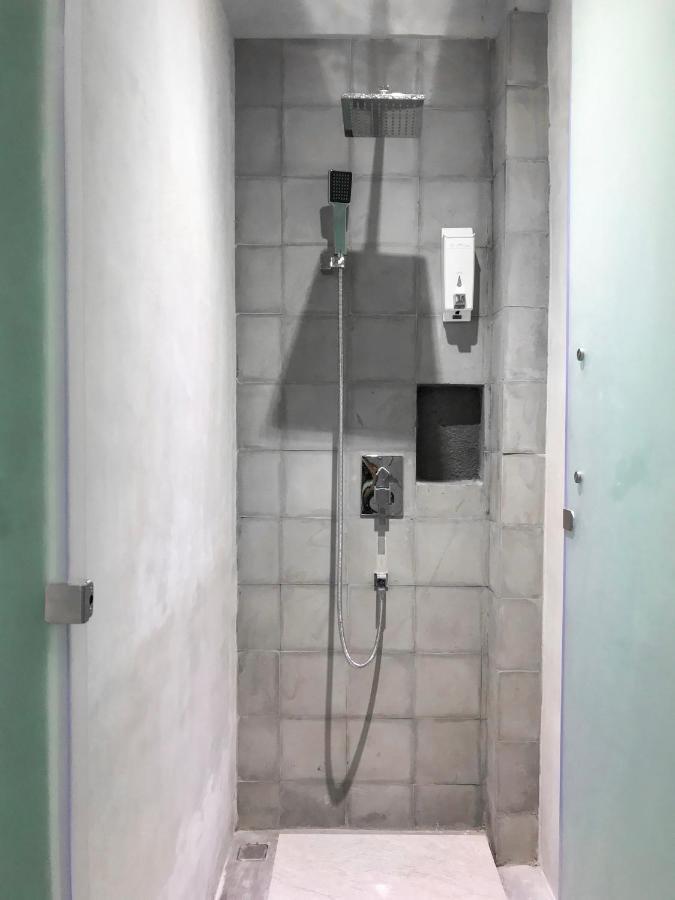 A Pousada Stellar Capsules Seminyak Exterior foto A shower
