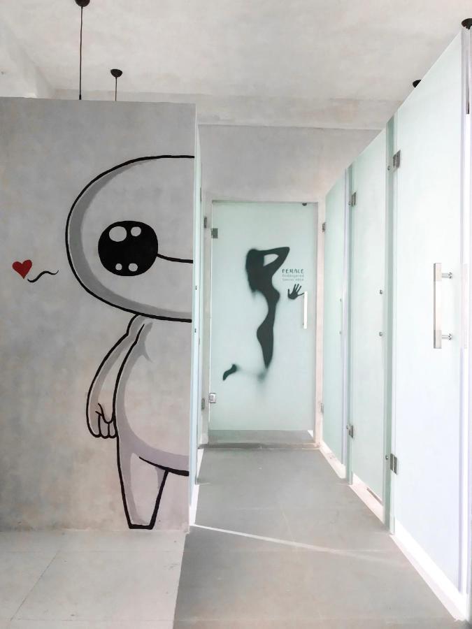 A Pousada Stellar Capsules Seminyak Exterior foto The interior of the toilets at the station
