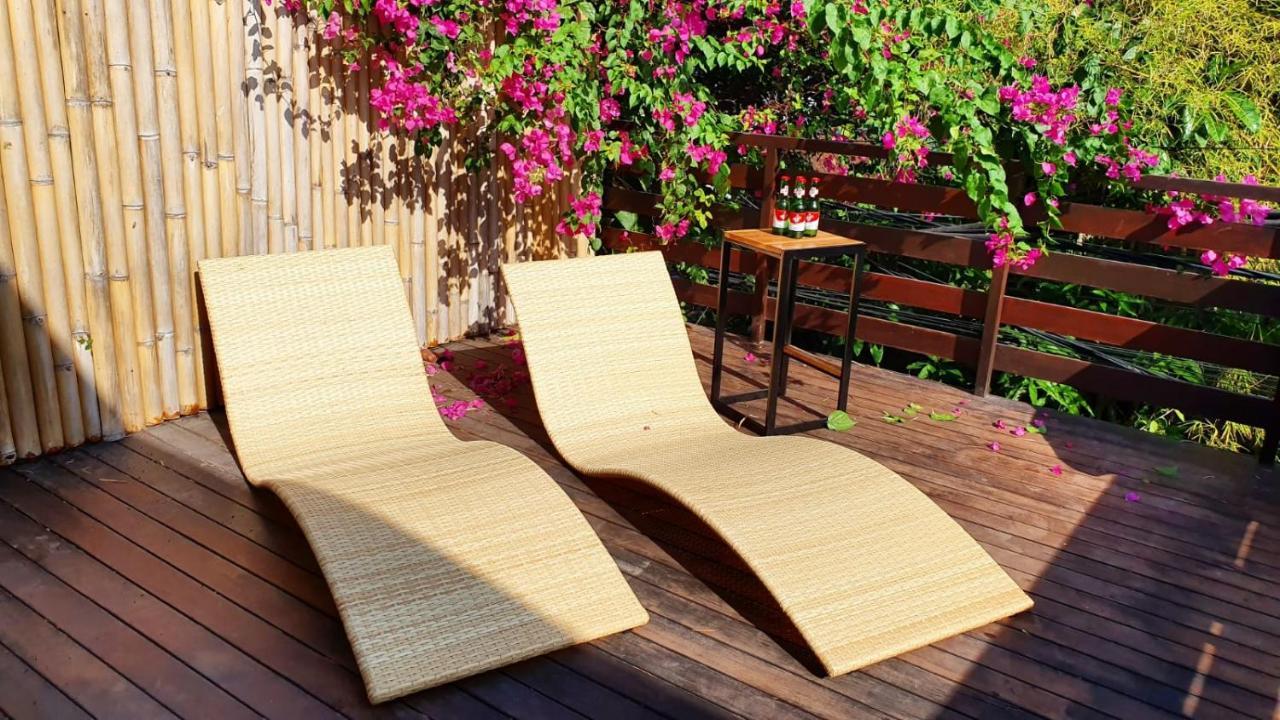 A Pousada Stellar Capsules Seminyak Exterior foto A pair of chaise longues