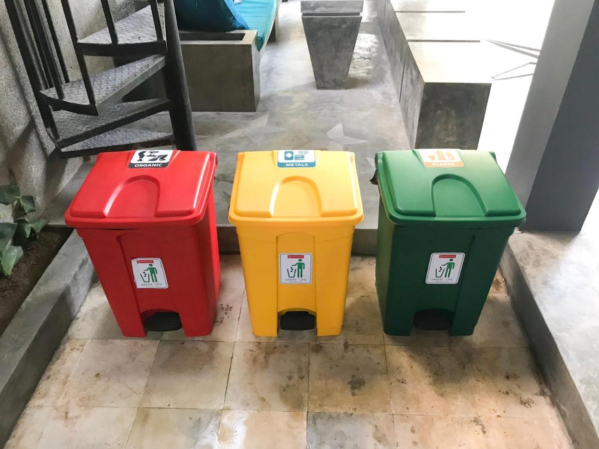 A Pousada Stellar Capsules Seminyak Exterior foto Waste bins for recycling in a university