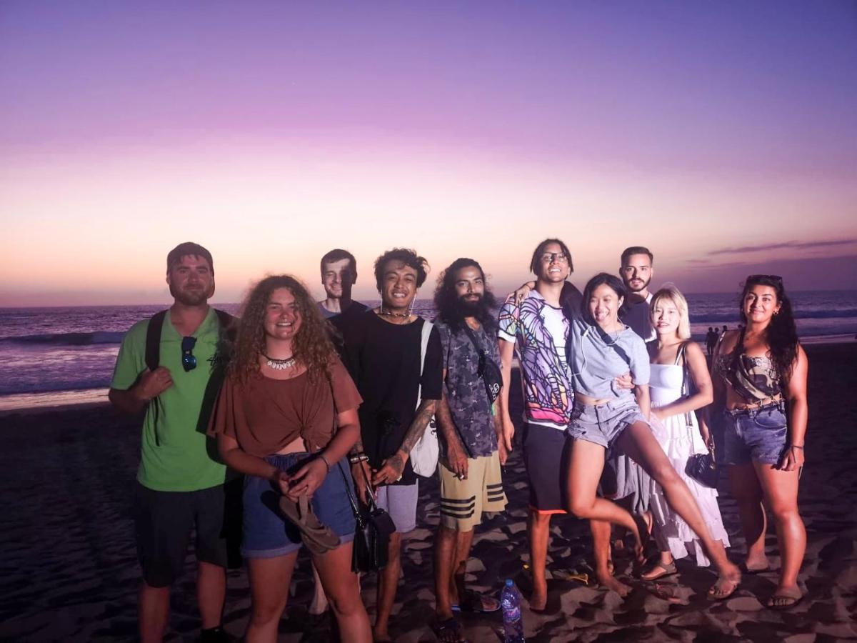 A Pousada Stellar Capsules Seminyak Exterior foto The cast of the film