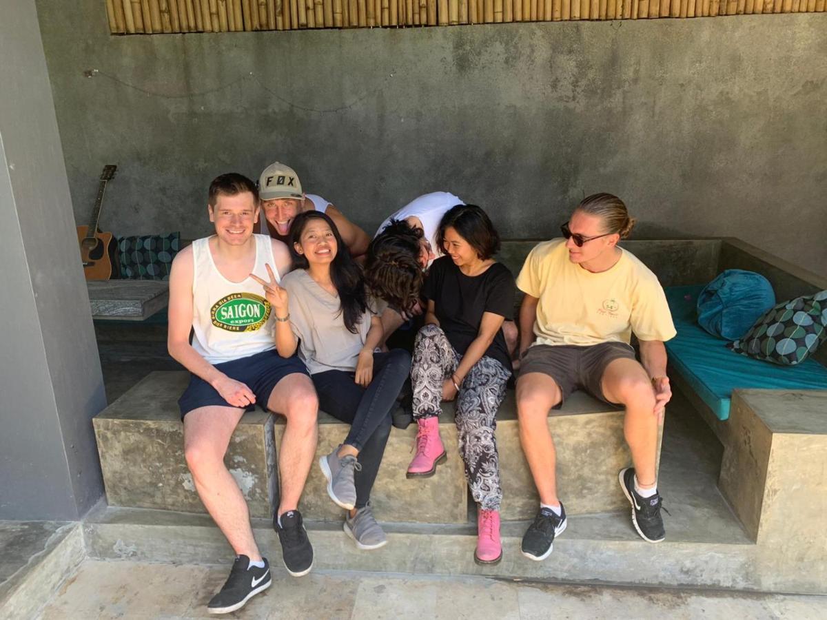 A Pousada Stellar Capsules Seminyak Exterior foto A group of students from the University of California, Irvine at the 2018 Global Challenges Conference