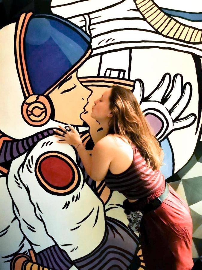 A Pousada Stellar Capsules Seminyak Exterior foto Artist working on a mural