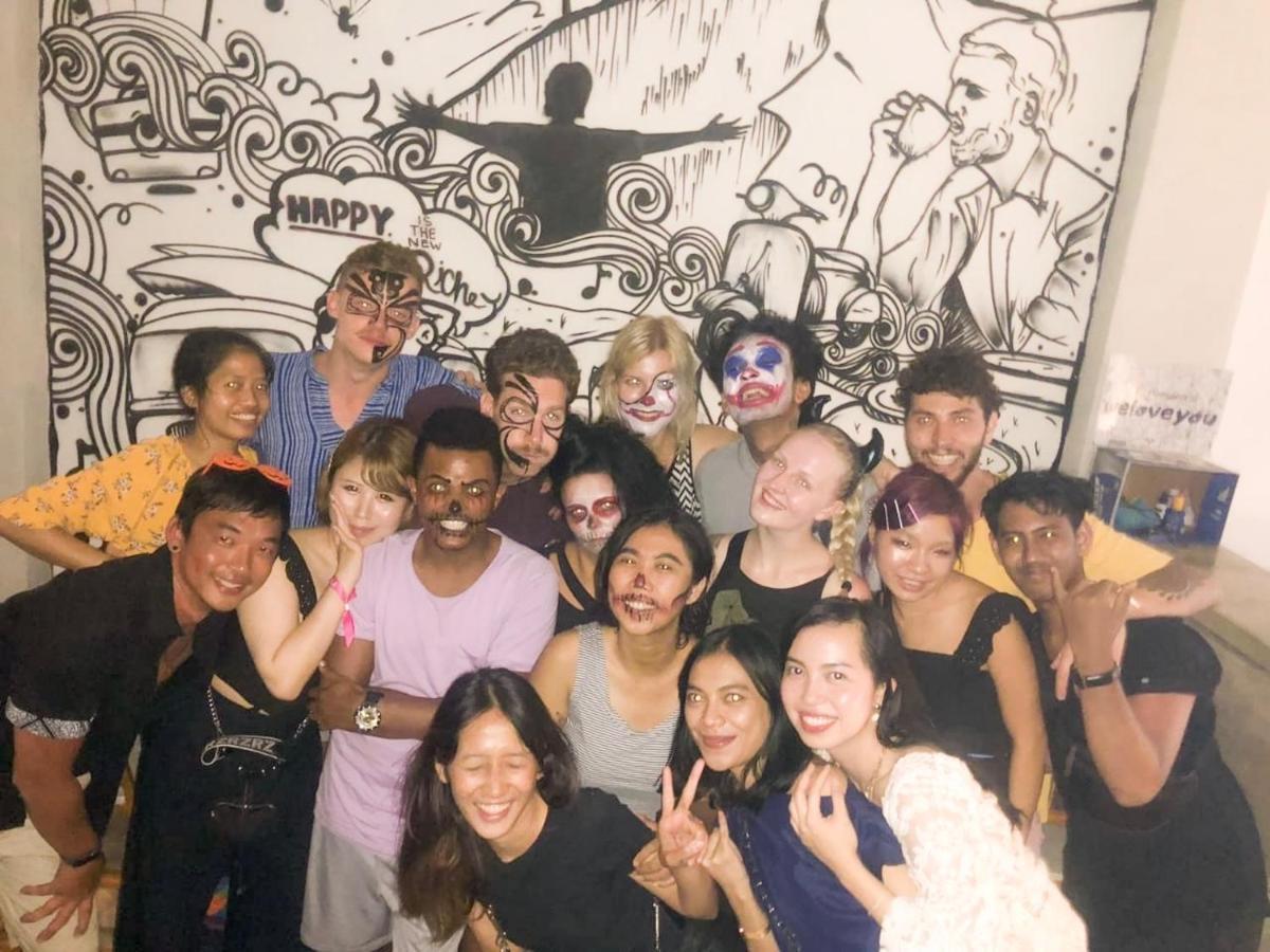 A Pousada Stellar Capsules Seminyak Exterior foto The 2019-2020 board of the Queer Student Union