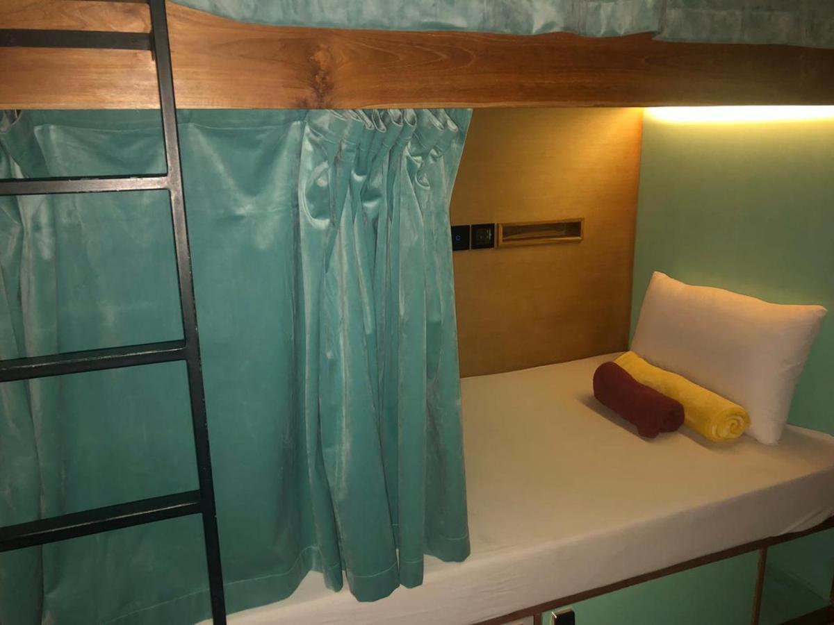 A Pousada Stellar Capsules Seminyak Exterior foto A bunk bed in a hostel