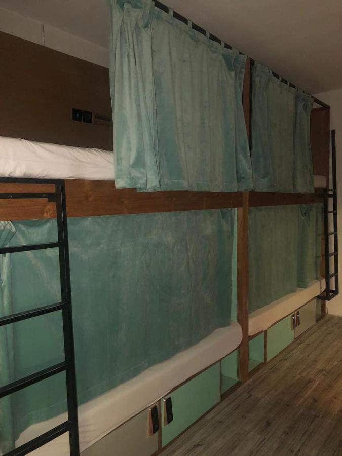 A Pousada Stellar Capsules Seminyak Exterior foto A bunk bed with curtains