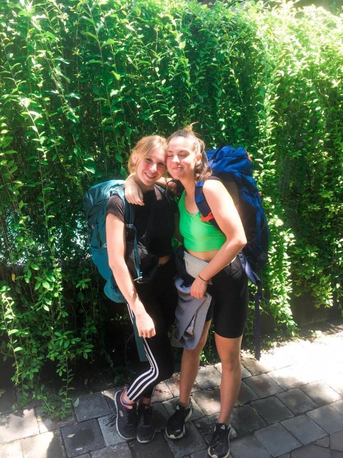 A Pousada Stellar Capsules Seminyak Exterior foto Two hikers on the Camino de Santiago in Galicia, Spain