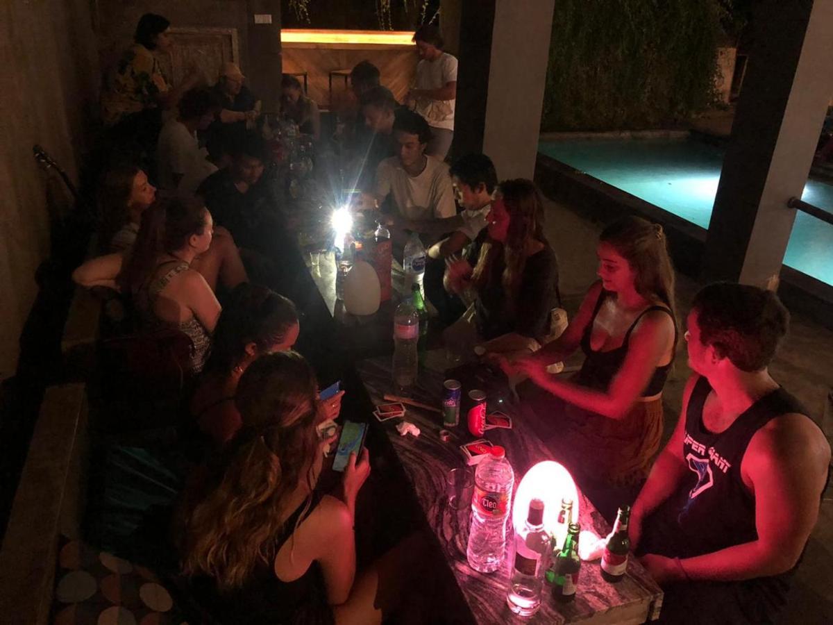 A Pousada Stellar Capsules Seminyak Exterior foto A party at the pool of the hostel