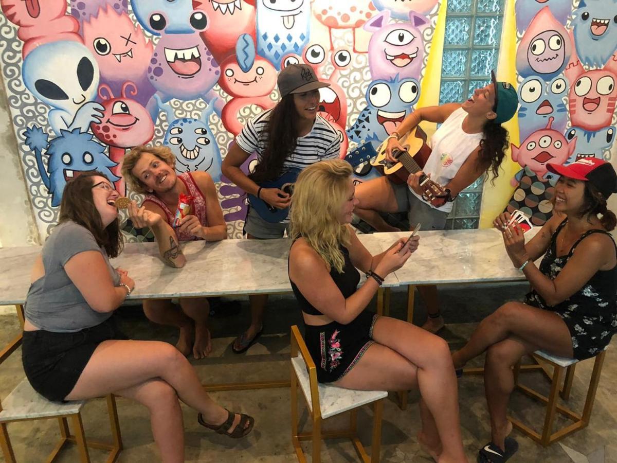 A Pousada Stellar Capsules Seminyak Exterior foto The cast of the podcast in 2019