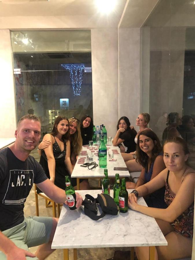 A Pousada Stellar Capsules Seminyak Exterior foto A group of students at the University of Split