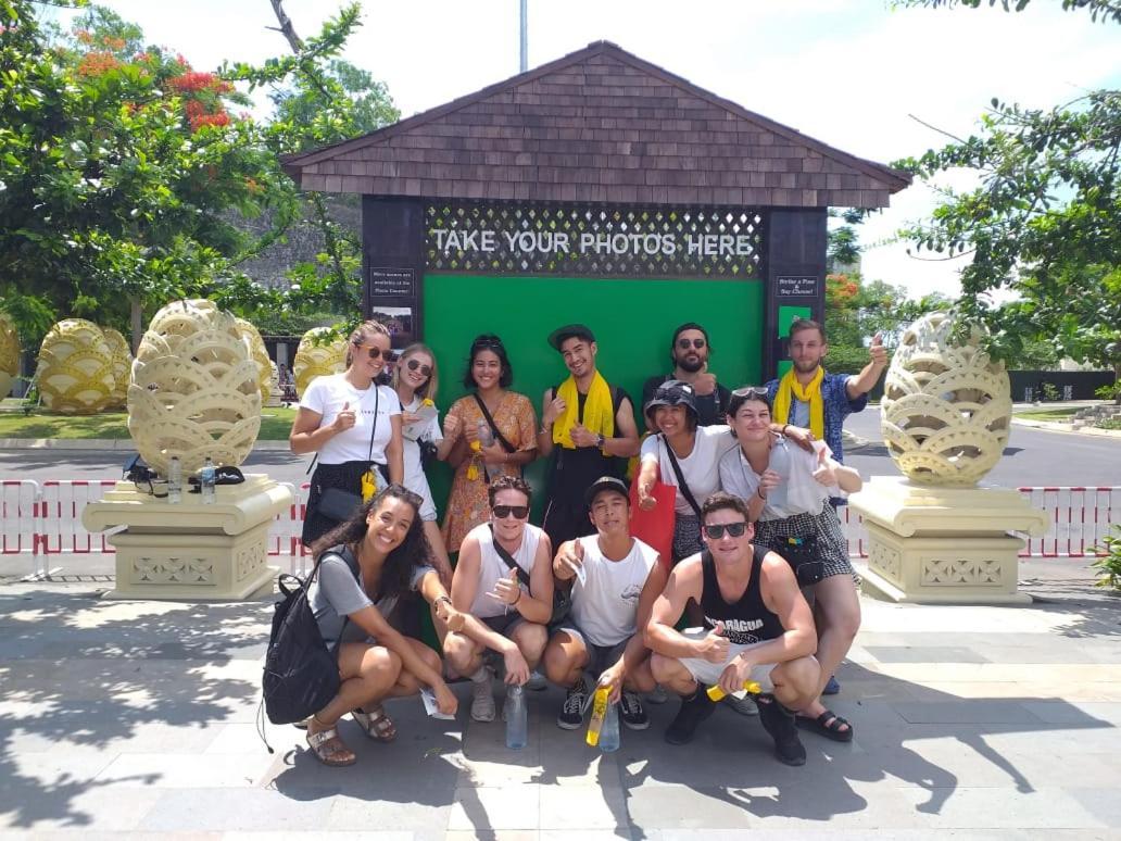 A Pousada Stellar Capsules Seminyak Exterior foto Foreign tourists in Bali