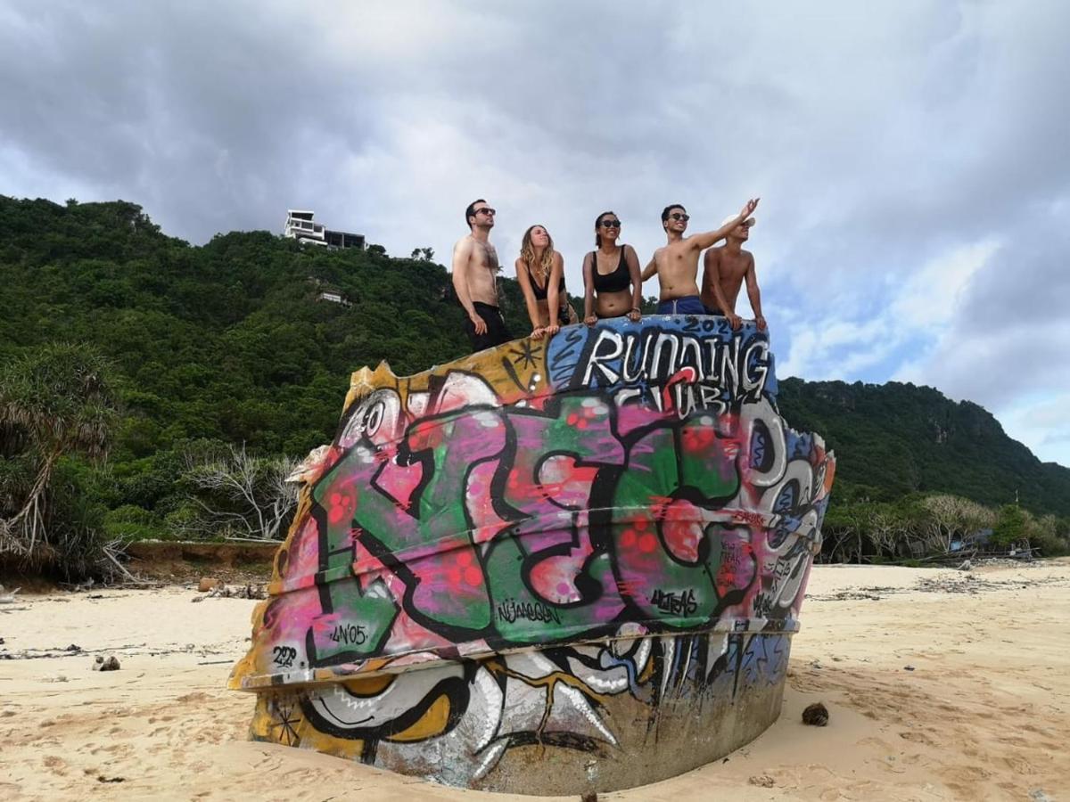 A Pousada Stellar Capsules Seminyak Exterior foto The Rock at the beach
