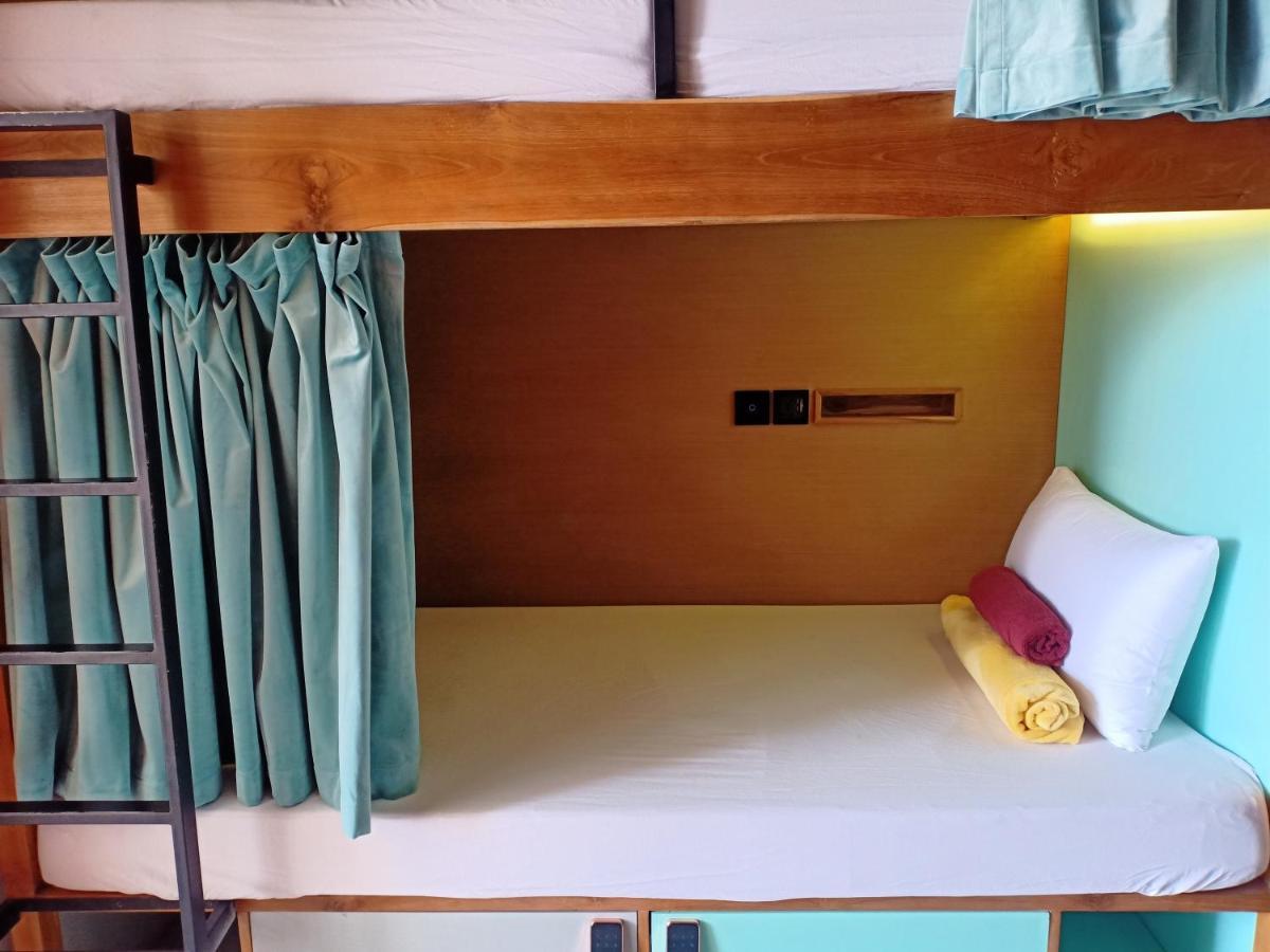 A Pousada Stellar Capsules Seminyak Exterior foto A bunk bed