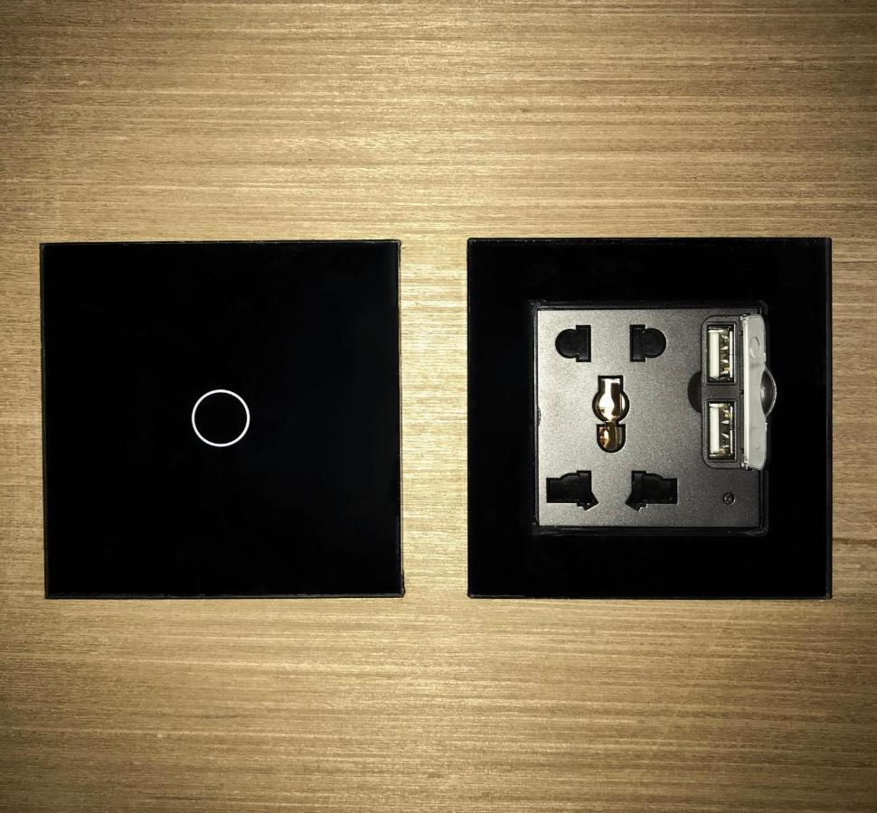 A Pousada Stellar Capsules Seminyak Exterior foto A wall-mounted USB charger