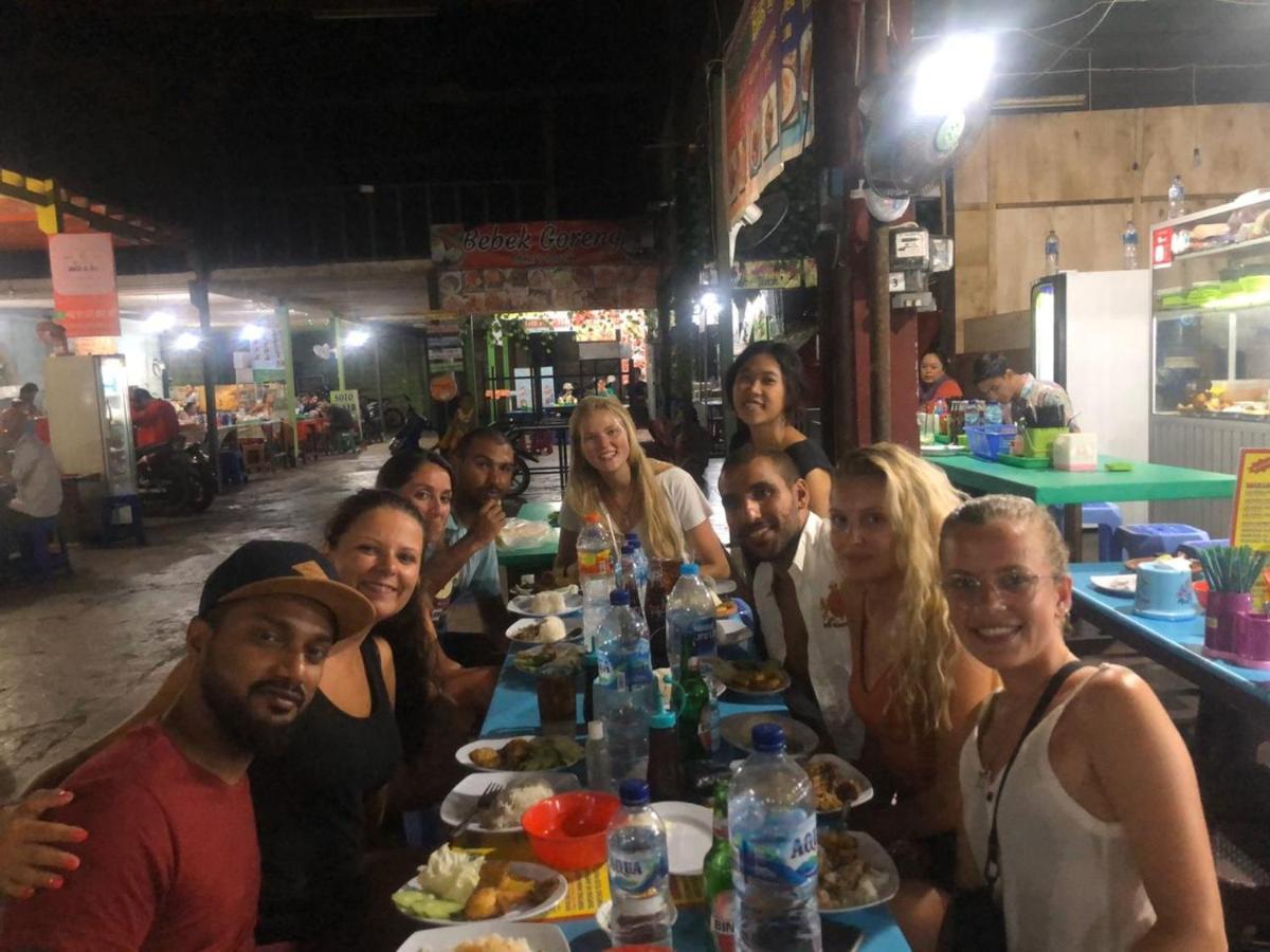 A Pousada Stellar Capsules Seminyak Exterior foto Foreign tourists at a restaurant in Phnom Penh